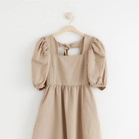 Béžové baby doll mini šaty se zavazováním vzadu a nabíranými rukávy. Lindex, 999 Kč