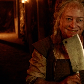 Také antologie příběhů American Horror Story se na Prima Cool dobře zavedla. Snímek pochází ze šesté sezony s děsivou Kathy Bates.