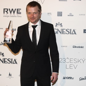 Herec Matěj Hádek zapomněl roku 2016 dvě sošky Českých lvů, svoji a svého bratra, po přímém přenosu v baru. Vrátil se pro ně druhý den.