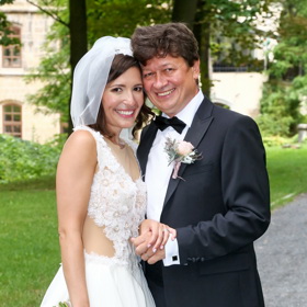 Nevěsta režiséra Karla Janáka Romana Goščíková překvapila poměrně odvážnými šaty s průstřihy v oblasti bříška.