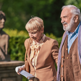 Betlémské světlo: Karel Šejnoha (Zdeněk Svěrák) je stárnoucí spisovatel, kterému už psaní přestává jít. Jeho manželka Helena (Daniela Kolářová) by byla ráda, kdyby se konečně věnoval i jí...