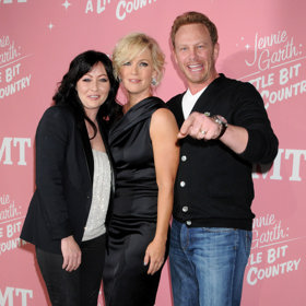 Dvojici kamarádek spojovaly i společné TV projekty. Například volné pokračování Beverly Hills 90210, kde se obě potkaly s bývalými kolegy Shannen Doherty (vlevo) a Ianem Zieringem (vpravo).