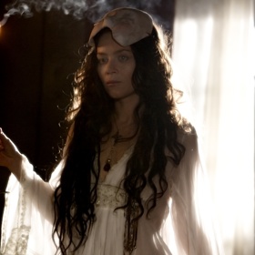 Anna Friel se musela na roli hraběnky Báthory připravovat velmi tvrdě. Kromě lekcí baletu (kvůli držení těla) chodila také na šerm.