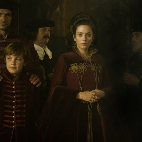 Bathory: Alžbětě (Anna Friel) je 32 let a jelikož má manžela ve válce, musí se postarat o statky i děti. Postupem času však začne kvůli svým zločinům ztrácet pevnou půdu pod nohama.