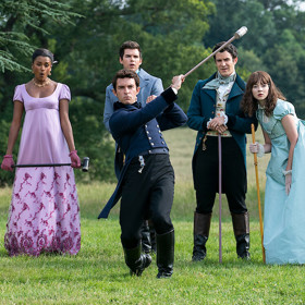 Oproti první sérii Bridgertonových teď zažívají postavy méně sexu, ale víc emocí a dvoření. Třeba u kroketu toho nachodí a namluví opravdu hodně.