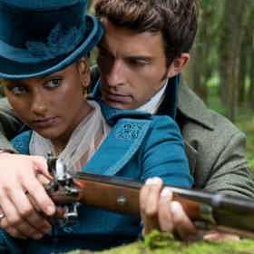 Přestože je Anthonymu na plese představena Edwina (Charithra Chandran), víc ho zaujme její starší sestra Kate (Simone Ashley).