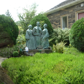 Památník sester Brontëových v Haworthu, kde strávily dětství.