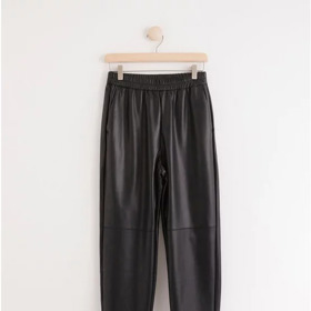 Černé koženkové kalhoty s gumou v pase. Lindex, 999 Kč