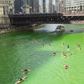 Den svatého Patrika znamená také hodně zelené, takhle se zbarví řeka Chicago ve stejnojmenném městě.