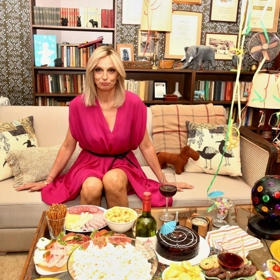 Jenže to, co všichni původně považovali za zajímavý a funkční nápad, se postupně změní v noční můru. Obě dámy svedou ne vždy čestný souboj o svého chlapa.