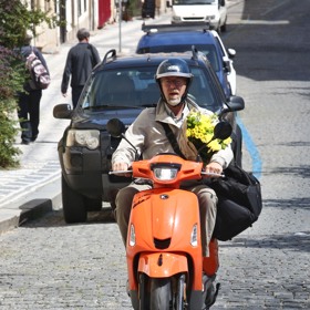 Chlap na střídačku je remake francouzského filmu Garde Alternée.