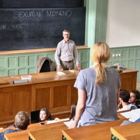 V komedii Chlap na střídačku si Jiří Langmajer zahrál docenta literatury, jeho manželka v podání Ivany Chýlkové je zase učitelkou houslí.