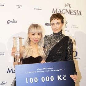 Diana Cam Van Nguyen získala za svůj film Milý tati šek na 100 000 korun, které v přímém přenosu věnovala na pomoc Ukrajině. Na snímku s Elizavetou Maximovou.