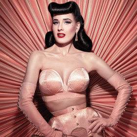 Svoji show vždy povýší tancem ve sklence Martini.