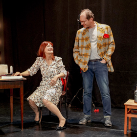 Komedie Miluji tě, tak se měj, se odehrává v divadelním prostředí, kde všechny postavy ztvárňují pouze dva herci. Ljuba Krbová se zde setkává se svým seriálovým exmanželem Adrianem Jastrabanem.