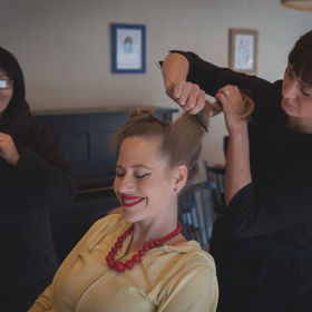 Proměna Zuzany Kajnarové vždy nějaký čas zabere, protože účes je poměrně složitý.