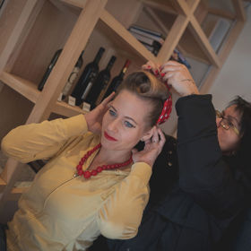 Herečka Zuzana Kajnarová se v nové divadelní roli líčí a češe ve stylu 50. let.