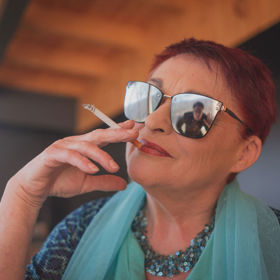 Valérie Zawadská si umí domácí zkrášlovací procedury užít. Během manikúry a pedikúry si dopřává oblíbenou cigaretu a kávu.