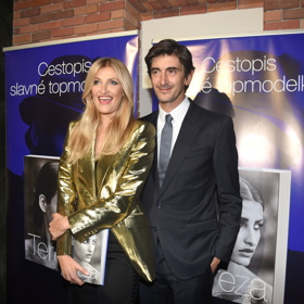 Topmodelka žije s magnátem Burakem Oymenem, se kterým vychovává dvě děti, nejstaršího syna má potom z předchozího vztahu.