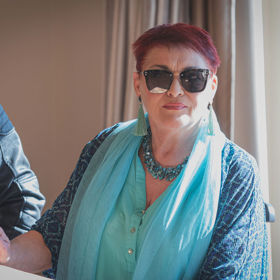 Valérie Zawadská nám předvedla kostým, který v nové hře oblékne. Můžeme prozradit, že její postava si oblíbila éru hippies.