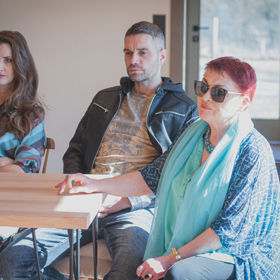 Herečka a dabérka Valérie Zawadská navštívila nově zrekonstruovaný mlýn ve Smilovicích. Ten provozují její kolegové z připravované divadelní hry Jsem doma, zlato! Zuzana Kajnarová a Roman Říčař.