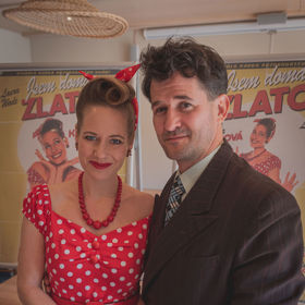 S manželem Romanem Říčařem se oba věnují divadlu.