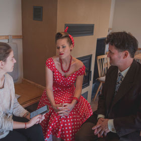 Redaktorka Lifee.cz Veronika Nováková se během rozhovoru dozvěděla, že manželé zkouší divadelní hru Jsem doma, zlato! Premiéru bude mít v Divadle Radka Brzobohatého.