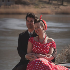 Ve hře Jsem doma, zlato se do padesátých let stylizuje i Roman Říčař.