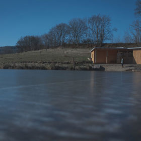 „Jezdil jsem do tohoto kraje jako malý kluk k babičce. Když jsme se potom se Zuzkou vzali, rozhodli jsme se, že tady koupíme ruinu mlýna, ze které bychom rádi něco hezkého vybudovali," říká muzikant Roman Říčař pro Lifee.cz.