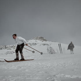 Krkonoše se totiž v průběhu 50 kilometrů dlouhého závodu změní v jednu velkou a nepřehlednou sněhovou vánici.