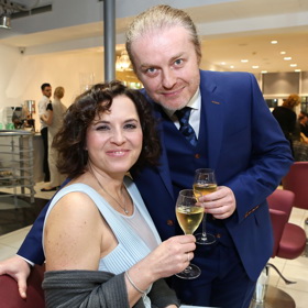 S manželem Pavlem Šporclem jeden čas bydleli ve starém mlýně v Netvořicích, kde Bára Kodetová vysadila spoustu stromků.