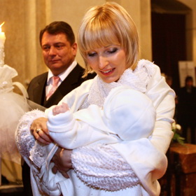 Křest dvouměsíční holčičky proběhl za přítomnosti médií a vyvolal velký rozruch.