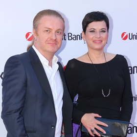 S houslistou Pavlem Šporclem dnes žije ve vile v Říčanech.