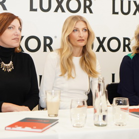 Na tiskové konferenci nesměla chybět nejen autorka Alena Mornštajnová, ale ani důležité ženy z nadace - topmodelka Tereza Maxová a ředitelka Terezie Sverdlinová, která stojí v čele nadace už pětadvacet let.