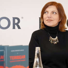 Oblíbená spisovatelka Alena Mornštajnová přijala nabídku Nadace Terezy Maxové a napsala příběh o medvídkovi Teribearovi, který je maskotem nadace.