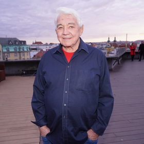 Stejnou strategii razí také herec Jiří Krampol. Proslavený elegán si potrpí na dobře udělaný účes a svoji hodinku v kosmetickém salonu si rád vychutná.