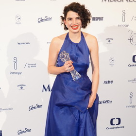 Antonie Formanová, vnučka legendárního režiséra Miloše Formana, překvapila půvabnou modrou róbou, kterou doplnila o nevšední žluté boty. Měla co slavit - získala sošku za nejlepší ženský herecký výkon ve vedlejší roli za film Okupace.