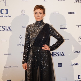 Herečka Elisaveta Maximová oblékla flitrovanou róbu, ten večer ale zaujala především emotivním projevem na pódiu. V Rudolfinu letos předávala cenu za nejlepší studentský film.