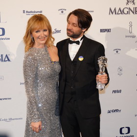 Aňa Geislerová gratulovala Václavu Neužilovi. Film Zátopek získal neskutečných osm Českých lvů.