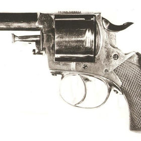 Charles Guiteau použil k atentátu britský revolver Bulldog.