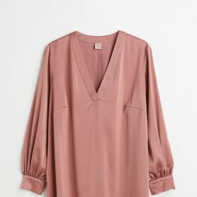 Delší saténová tunika ve starorůžovém odstínu. H&M, 599 Kč