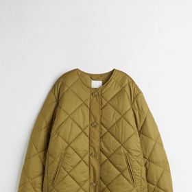 Olivově zelená prošívaná bunda v oversized střihu. H&M, 1299 Kč