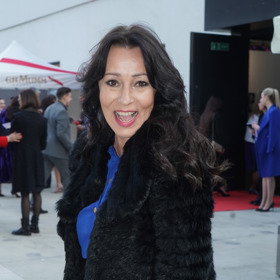 Šaty doplnila Heidi Janků hřejivým kožíškem, který ji chránil před jarními výkyvy teplot.