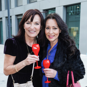 Módní návrhářka Beata Rajská je stálicí na české scéně. Šaty připravuje modelkám, ale také známým zpěvačkám, mezi než patří i Heidi Janků.