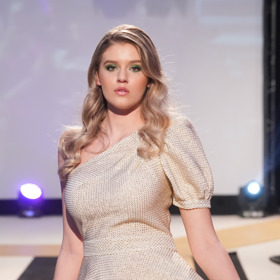 Módní přehlídka Beaty Rajské přitom nabízela širokou škálu světle laděných rób, které Natálku neuvěřitelně rozsvítily.