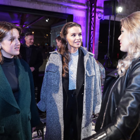 Natálii Jiráskovou (vpravo) přišla večer na módní přehlídku podpořit sestra Karolína (vlevo) a máma Iva Kubelková (uprostřed).