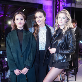 Všechny dámy vynikají kromě půvabných tváří také štíhlýma a dlouhýma nohama. Není pochyb, že i mladší Karolína aspiruje na modelku.