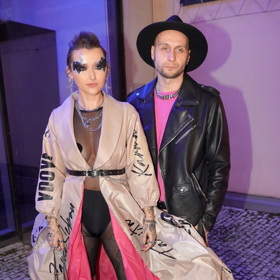 Sharlota vynesla na letošní předávání cen Český slavík extravagantní róbu - jak je u ní zvykem. Na akci ji doprovázel snoubenec Lukáš Jirkovský.