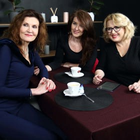 O make-up a vlasy obou dam se postarala vizážistka Helena Turková (uprostřed).