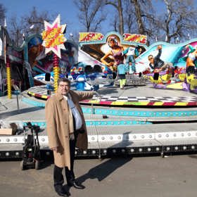 Atrakce letos novinářům představil pan Kočka, jehož rodina se na organizaci Matějské pouti podílí od 60. let.